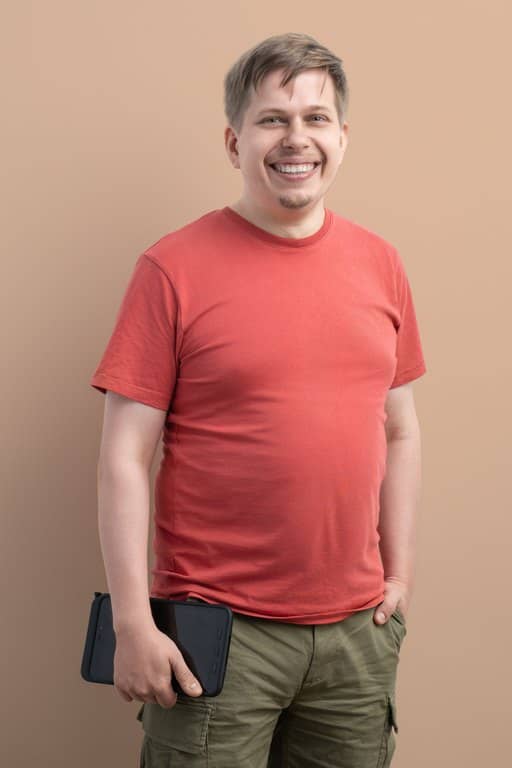 man in coral shirt and green pants.